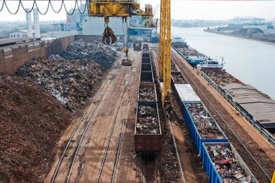 Schrottverladung in einem Binnenhafen