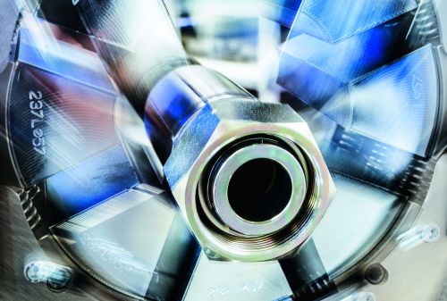 verpressen-einer-schlaucharmatur_voss_fluid_verbindungstechnik
